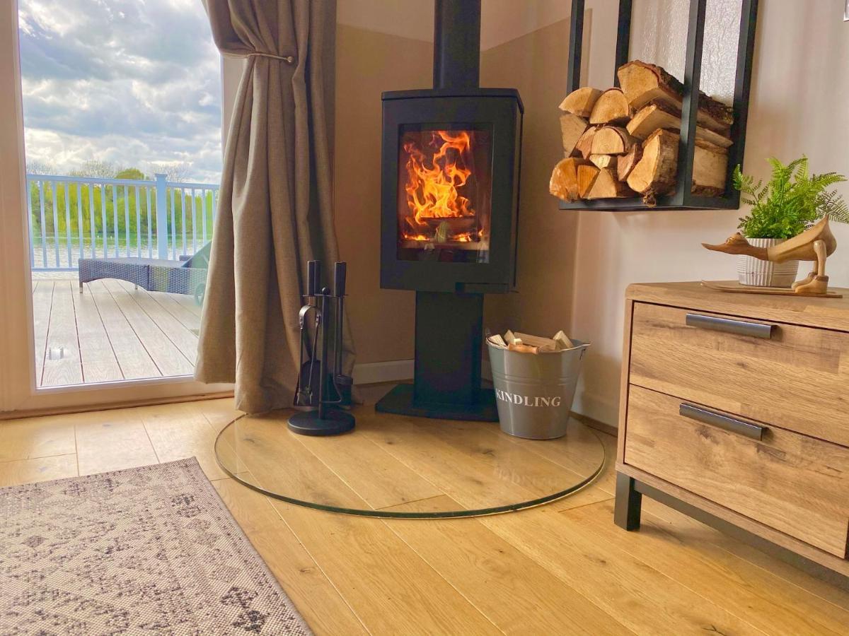 Cotswolds Lakeside Lodge - Nesbitt'S Nest South Cerney Kültér fotó
