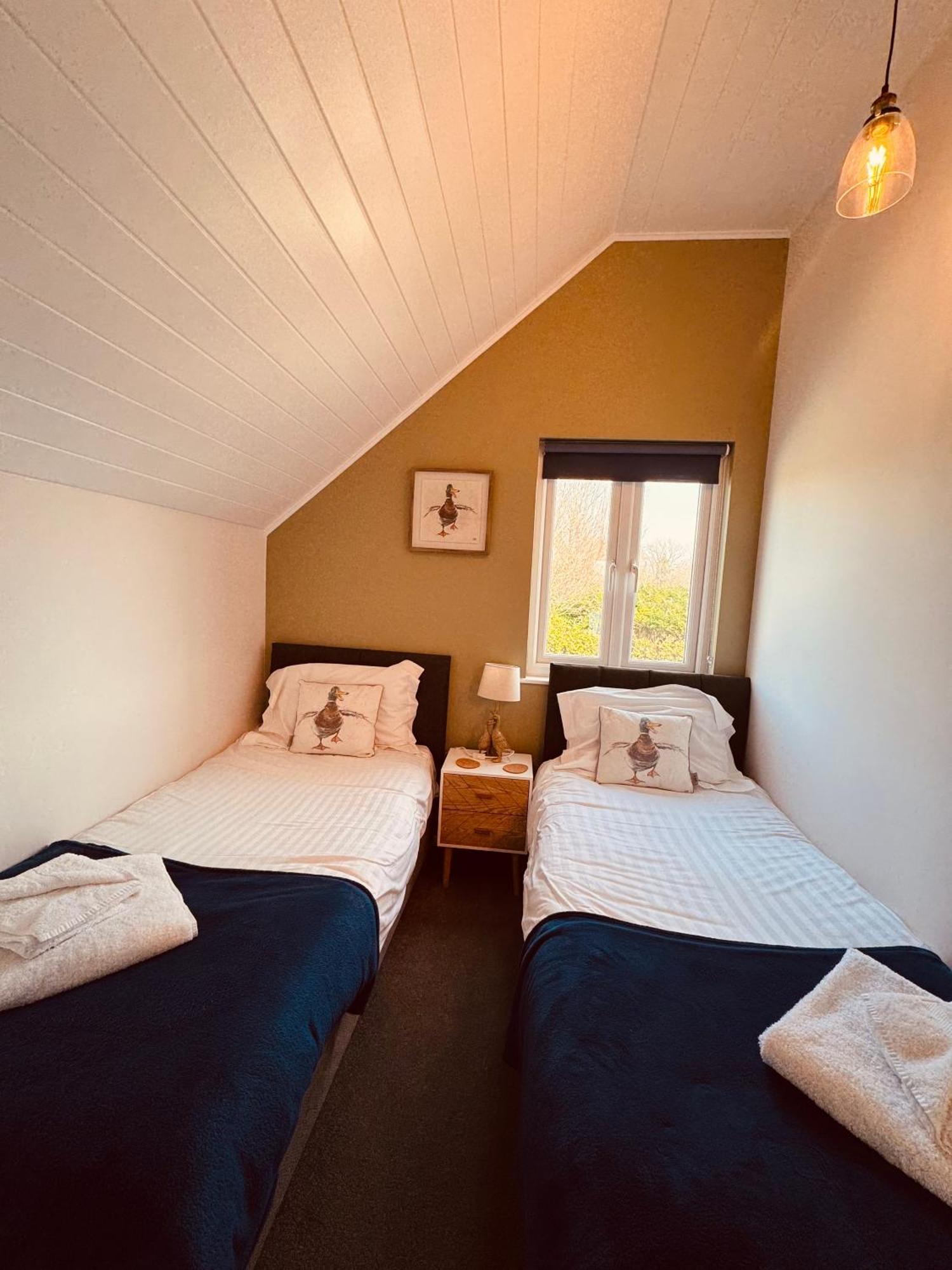 Cotswolds Lakeside Lodge - Nesbitt'S Nest South Cerney Kültér fotó
